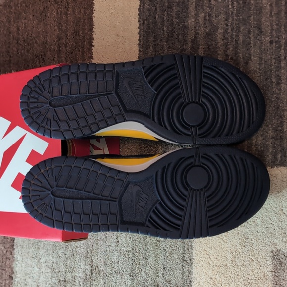 Nike Dunk Low Michigan 2021 Size 7.5 Woman's or 6Y - Picture 5 of 6